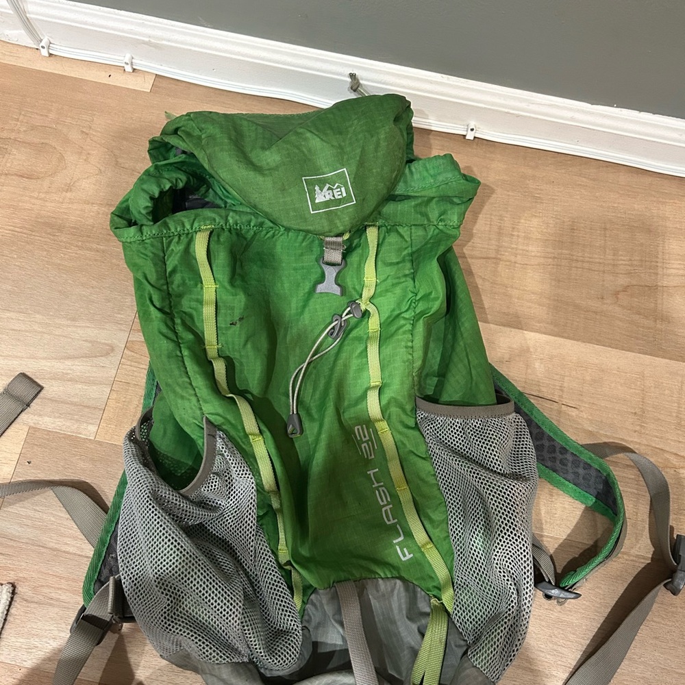 REI Flash 22 Backpack in Leafy Green
